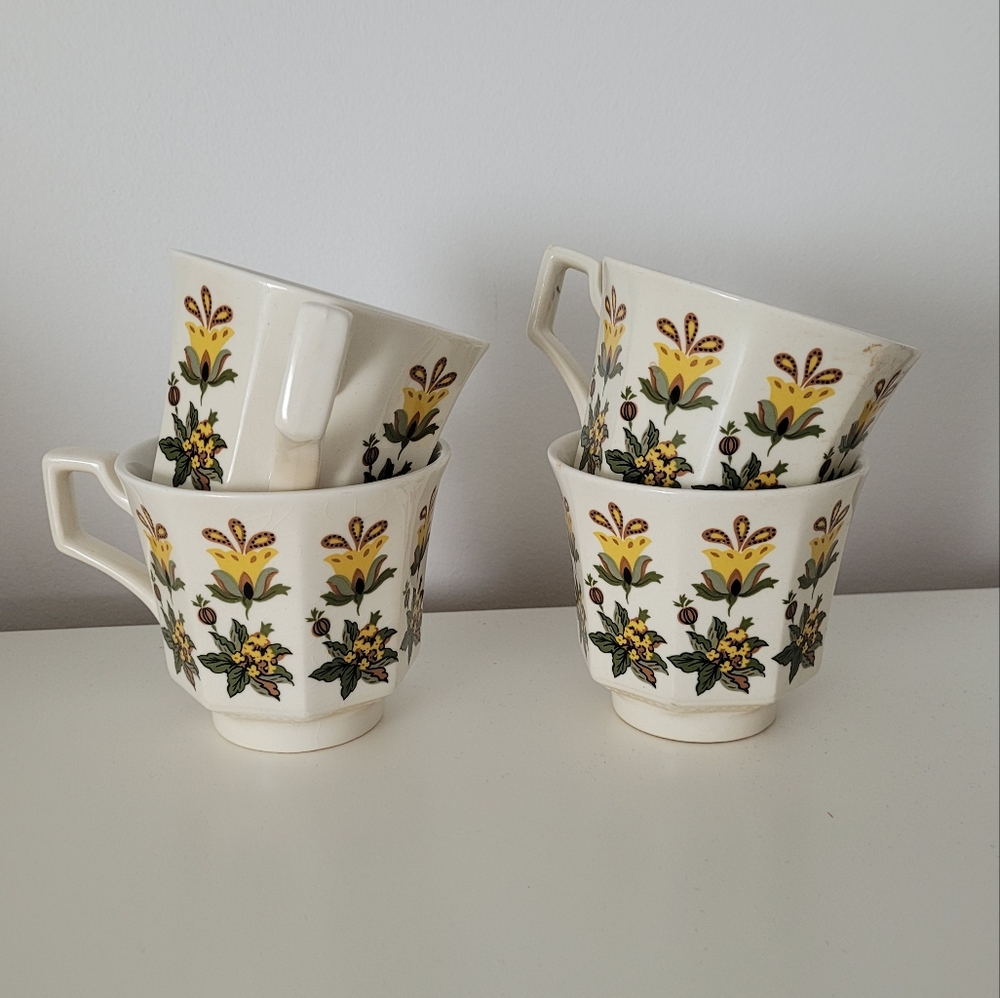 Vintage | mcm 70s floral print mugs